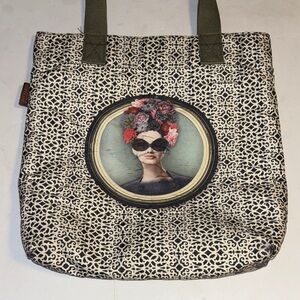 Les CAKES de BERTRAND…MADE IN FRANCE
GRAPHIC DESIGN ON FRONT GRAY DESIGN ON BACK